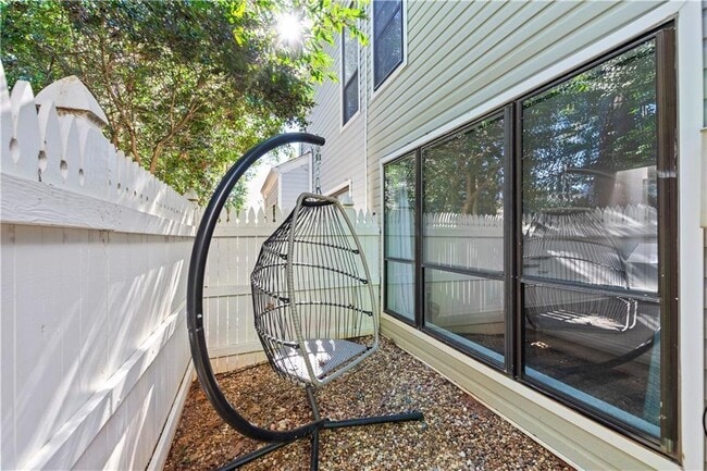 Building Photo - 2685 Meadowlawn Dr