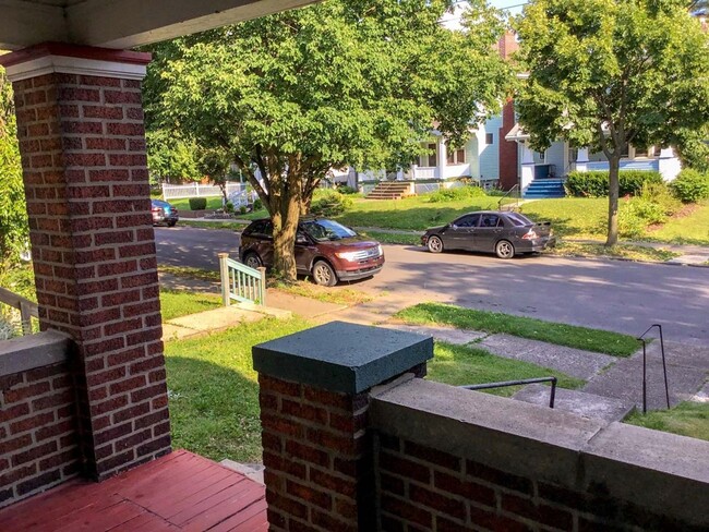 Building Photo - 208 Olentangy St