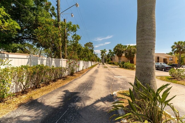 Building Photo - Desirable Location - 2-bed 2-bath Condo 5 ...