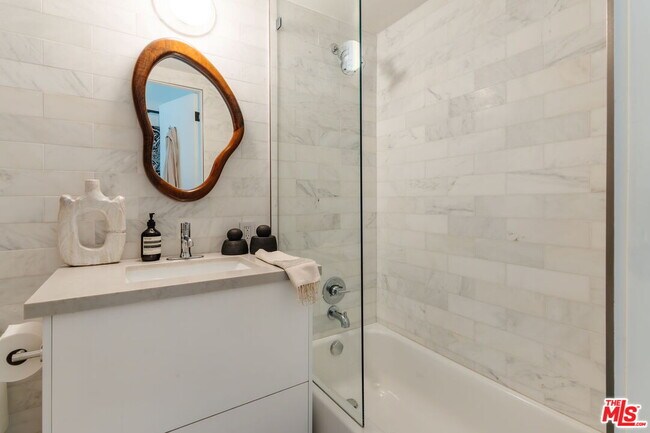 Building Photo - 999 N Doheny Dr