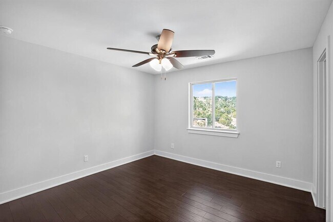 Building Photo - 10624 Lake Park Dr