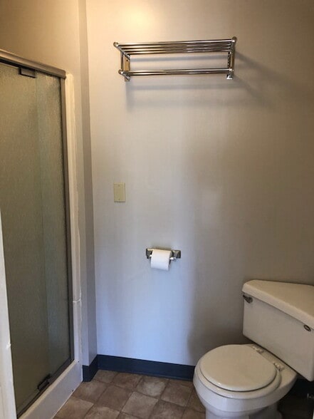 Bathroom - 4537 SE 65th Ave