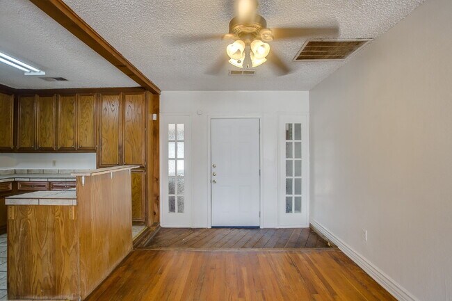 Building Photo - MOVE IN SPECIAL! 3/2 Close to Tech