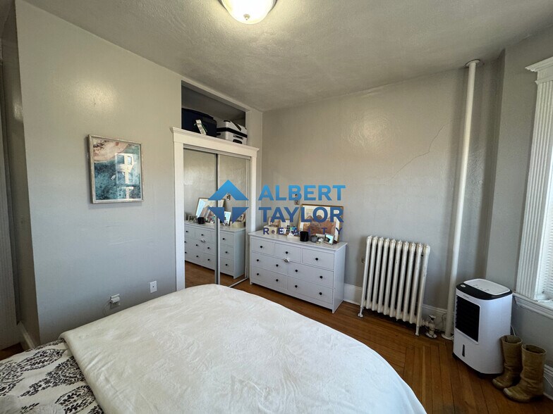 Building Photo - 466 Park Dr