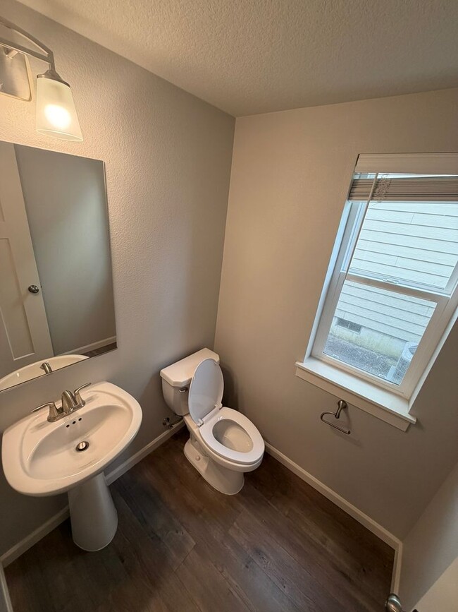 Building Photo - Must See Large Home in HOA Neighborhood!