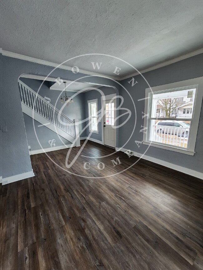 Building Photo - 3 bed 1 bath with lots of space!