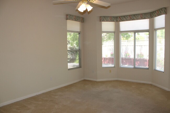 Building Photo - 5812 Sandlewood Way