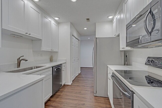 Building Photo - Welcome to Parkview Condos! This beautiful...