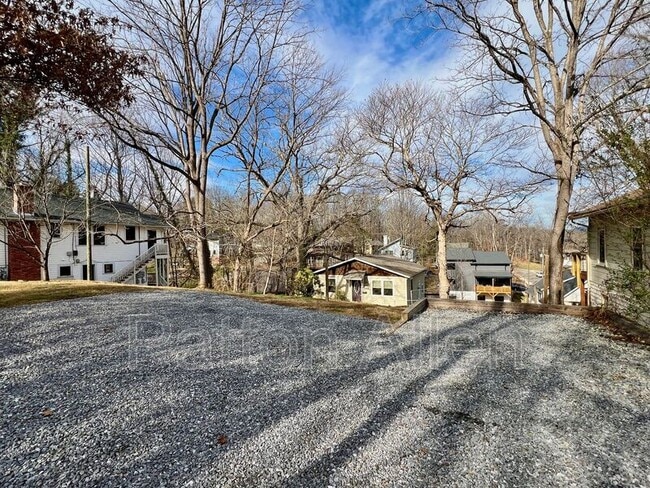 Building Photo - 80 Oakwood St