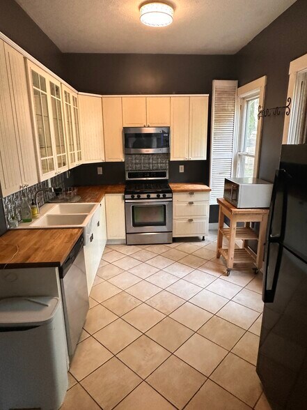Building Photo - 815 Rubel Ave
