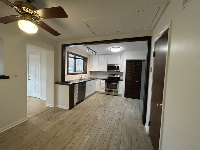 Building Photo - 946 E Grant Dr