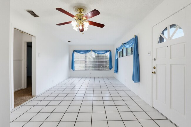 Building Photo - 271 Wayside Dr