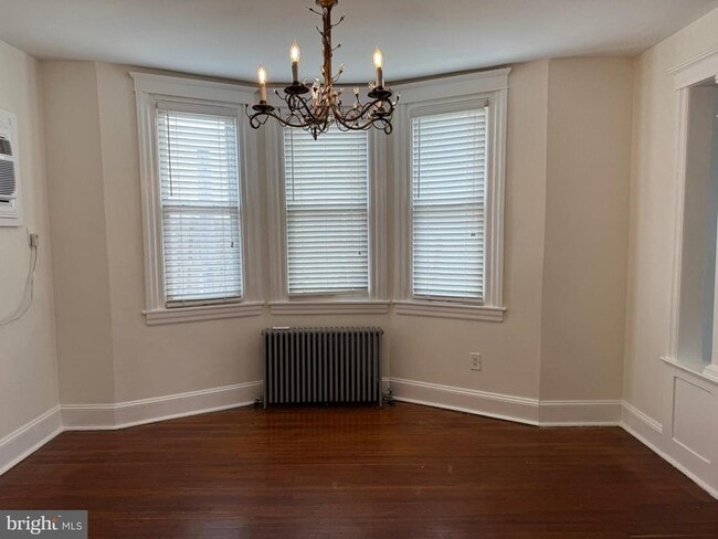 Building Photo - 134 W 8th Ave