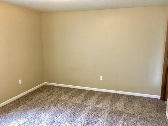 Building Photo - Spacious 3 bdrm/1.5 bath, Garage, Fenced B...