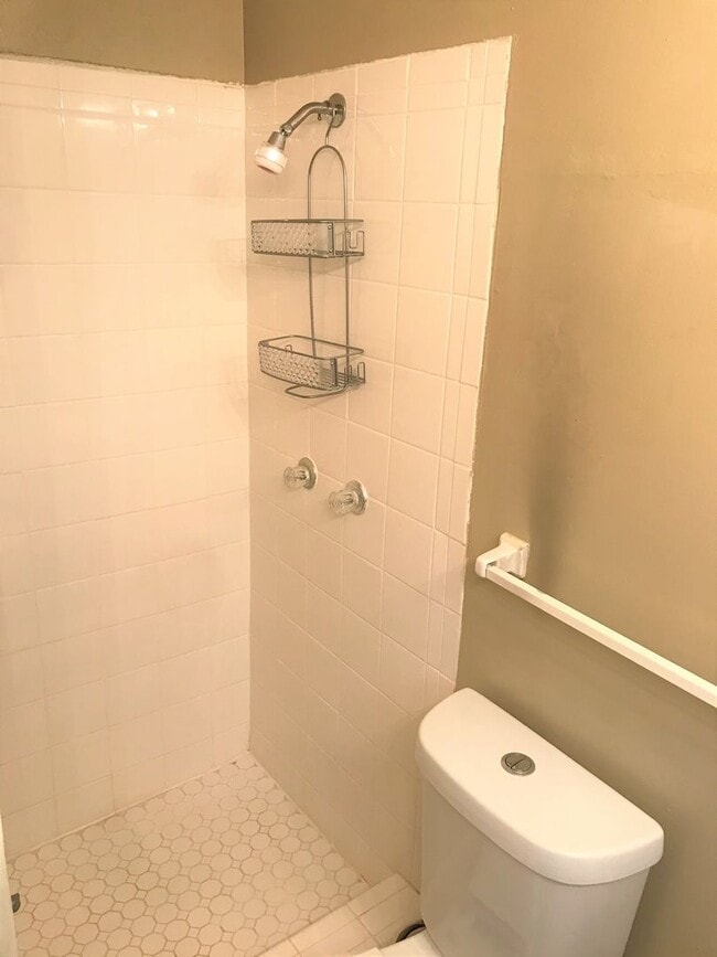 Building Photo - 215 Bamboo Dr