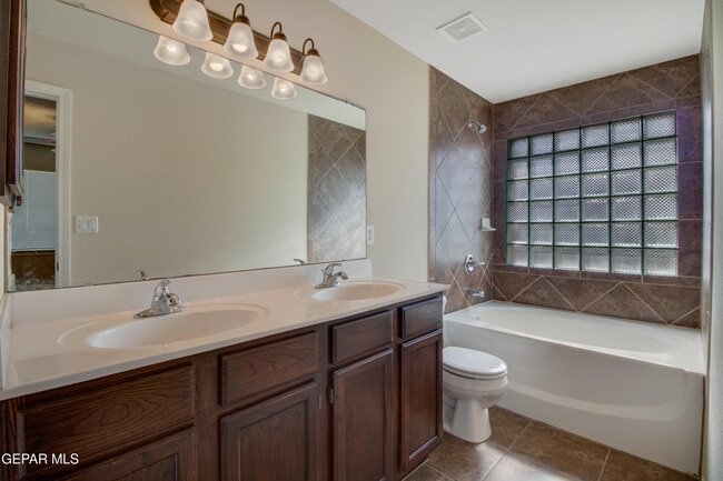 Building Photo - 14299 Desert Point Dr