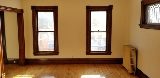 Building Photo - Awesome 2nd floor studio with private deck...