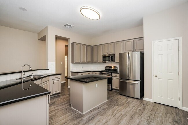 Building Photo - 8911 Cypress Square Dr