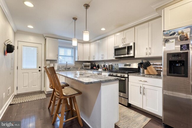 Building Photo - 800 S Curley St