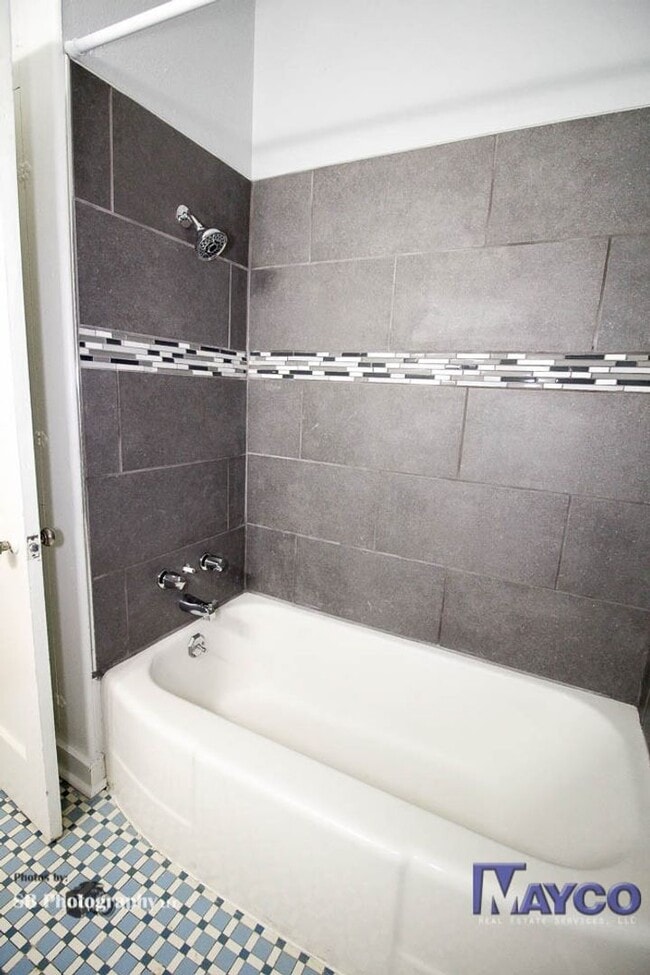 Building Photo - 1 bedroom duplex apartment in Highland!