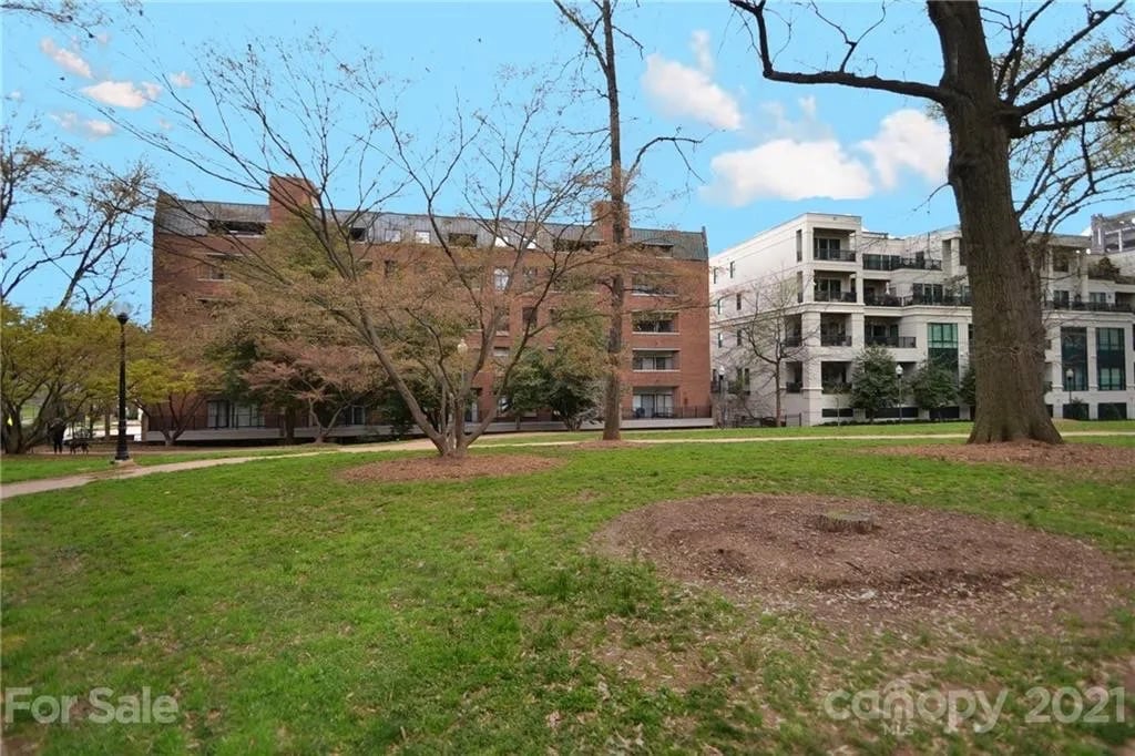 Building Photo - Room in Apartment on N Poplar St