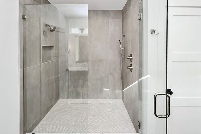 Building Photo - Stunning 3BD/3.5BA Townhome with PRIVATE POOL!