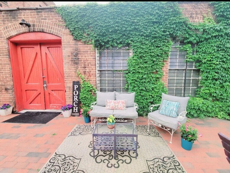 Building Photo - 1009 Jefferson St