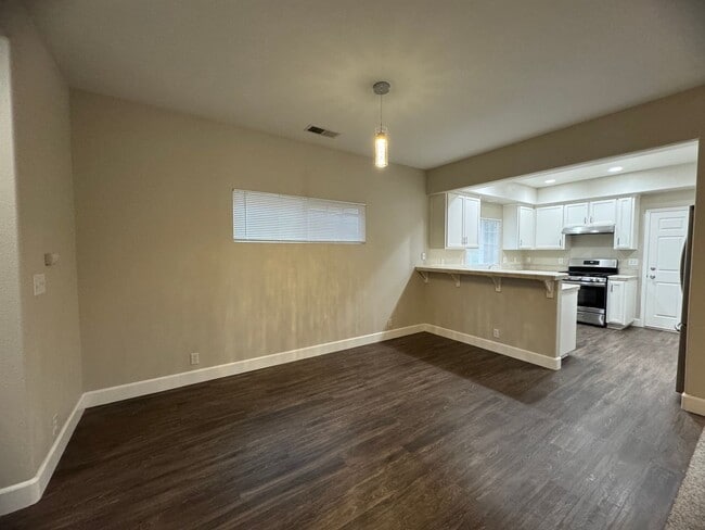 Building Photo - Available NOW - Stunning 3 Bed, 3 Bath Home in North Chico