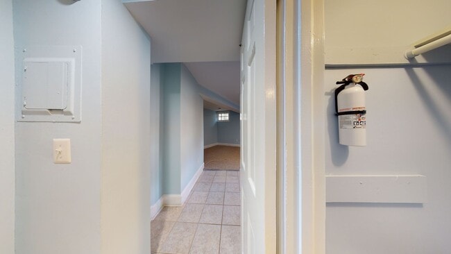 Building Photo - Capitol Hill One Bedroom One Bathroom in secure building! Move-in fee waived!!