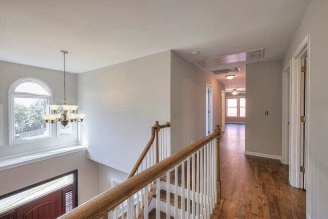 Building Photo - 1300 Buckingham Cir