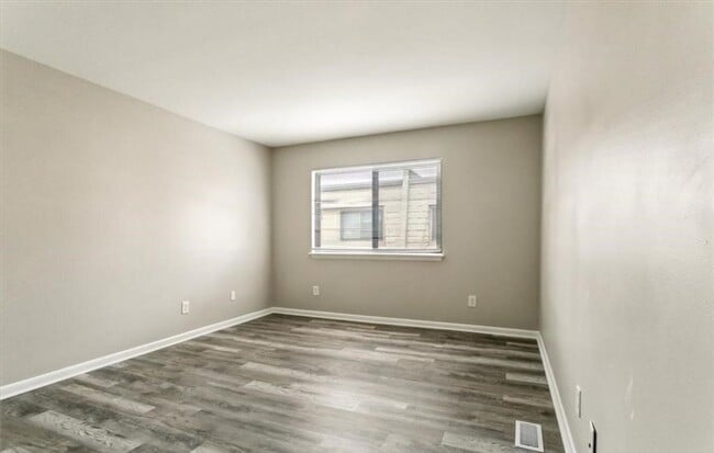 Building Photo - Remodeled Townhouse Ready for A New Tenant