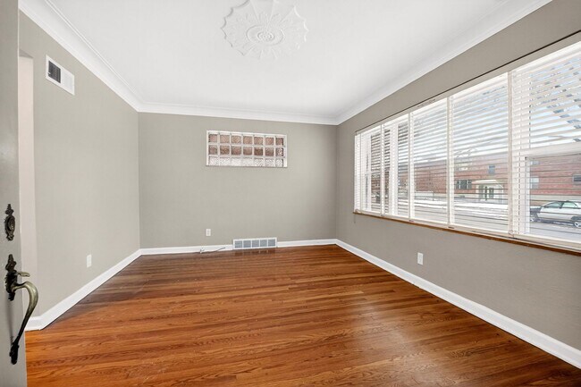 Building Photo - Duplex Alone