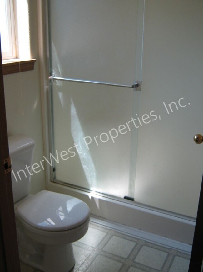 Building Photo - *1ST MONTH'S RENT FREE PROMO* Ranch Style 3 Bedroom Gresham Home with 2 Car Garage, Gas Fireplace...