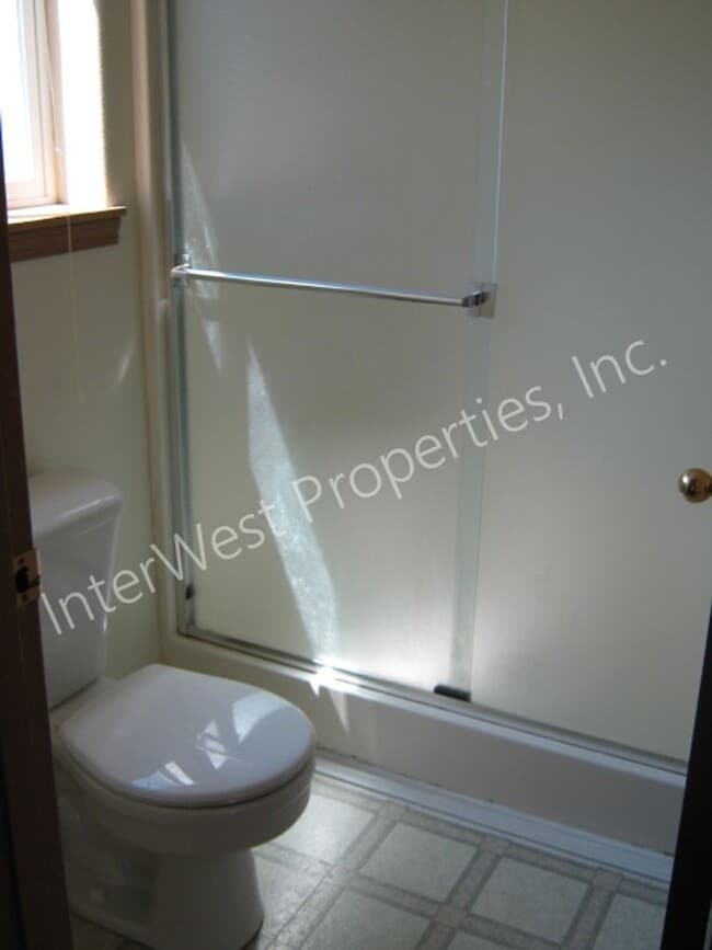 Building Photo - Ranch Style 3 Bedroom Gresham Home with 2 Car Garage, Gas Fireplace, & Yard!