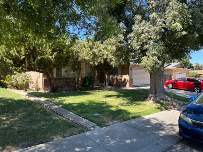 Building Photo - 8417 Edgefield Way