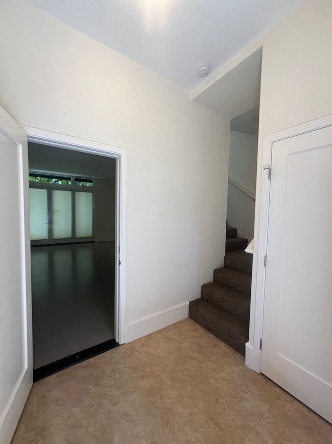 Building Photo - 2 Bedroom 2 bath Downtown Unit with $500 O...