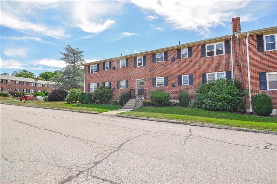 Primary Photo - 70 Carroll Ave