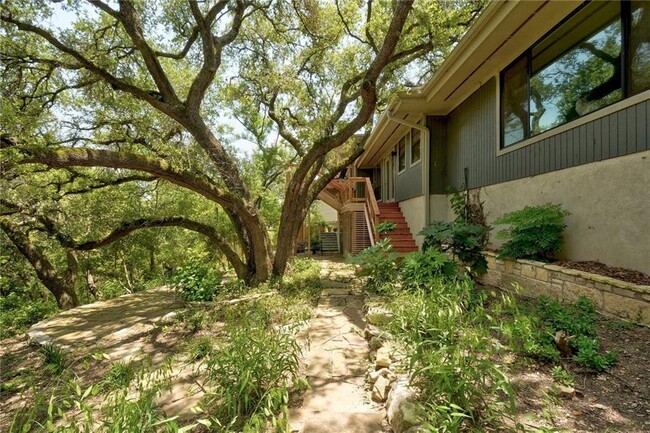 Building Photo - 2303 Doral Dr