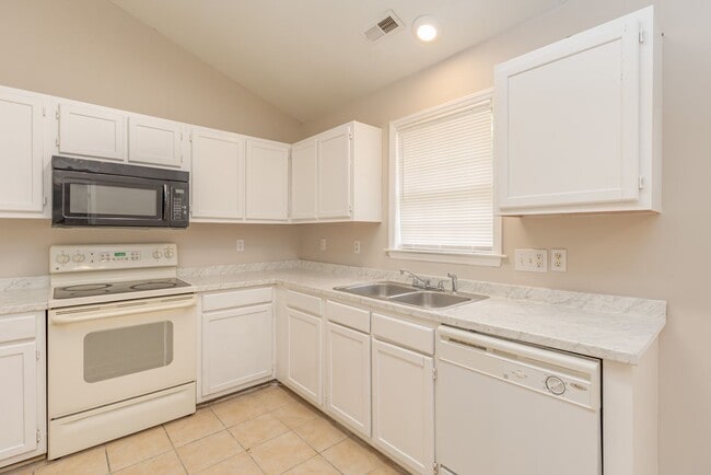 Building Photo - Beautiful 4 bed 2 bath home in Greensboro with fenced yard. Walk to coffee shop and restaurants.