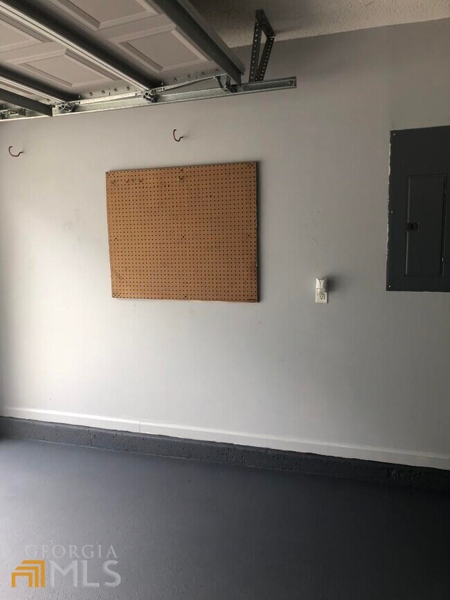 Building Photo - 304 McQueen Cir