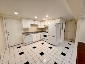 Building Photo - Two Bed Condo | Downtown Portsmouth | Off Street Parking | Washer/Dryer