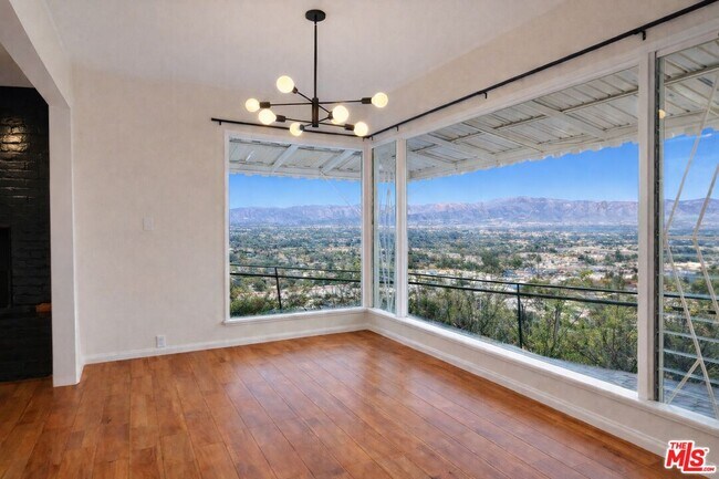 Building Photo - 3641 Sunswept Dr