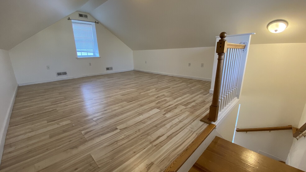 Building Photo - 1294 N Mountain Rd