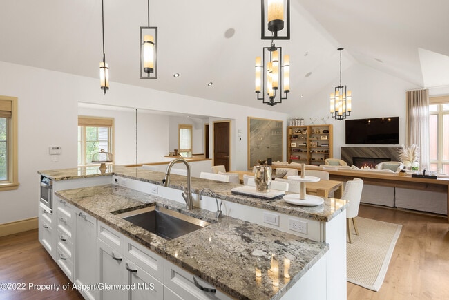 Building Photo - 509 W Hopkins Ave