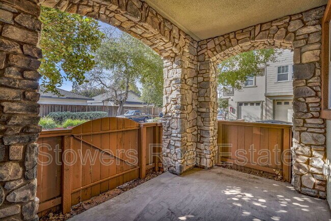 Building Photo - 718 El Paseo Cir