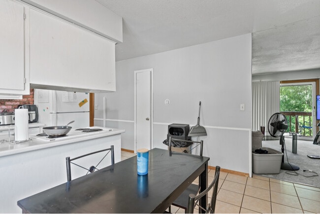 Building Photo - 968 Gershwin Ave N