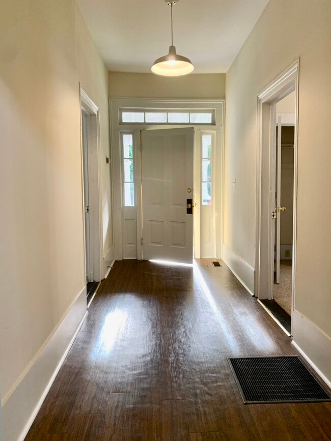 Building Photo - 160 Lyndon Ave