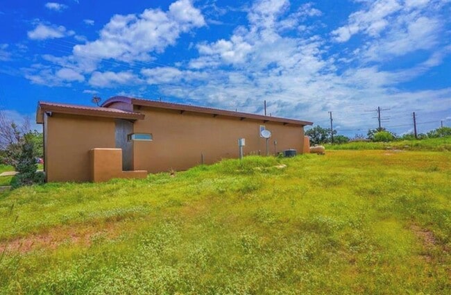 Building Photo - 658 Maple Ln