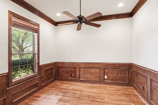 Building Photo - Beautiful home with classic styling, minutes away from Uptown, Oak Lawn, Cityplace, and Lower Gre...