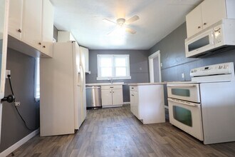 Building Photo - Cozy and recently updated 2-bedroom, 1-bath bungalow in Jennings!